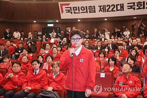 발언하는 한동훈 비대위원장(서울=연합뉴스) 한종찬 기자 = 국민의힘 한동훈 총괄선대위원장이 10일 서울 여의도 국회도서관에 마련된 국민의힘 제22대 국회의원선거 개표상황실에서 출구조사 결과를 시청한 뒤 발언하고 있다. 2024.4.10 [공동취재] saba@yna.co.kr