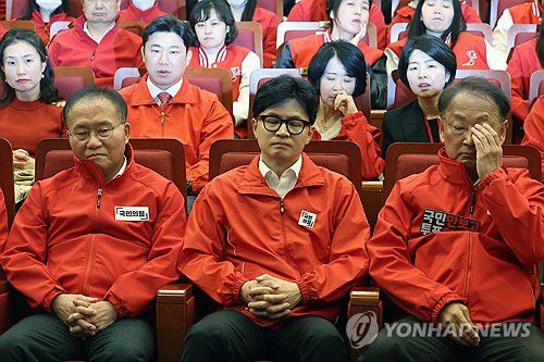 침울한 국민의힘 지도부(서울=연합뉴스) 한종찬 기자 = 국민의힘 한동훈 총괄선대위원장과 윤재옥 공동선대위원장 등이 10일 서울 여의도 국회도서관에 마련된 국민의힘 제22대 국회의원선거 개표상황실에서 출구조사 결과를 시청하고 있다. 2024.4.10 [공동취재] saba@yna.co.kr