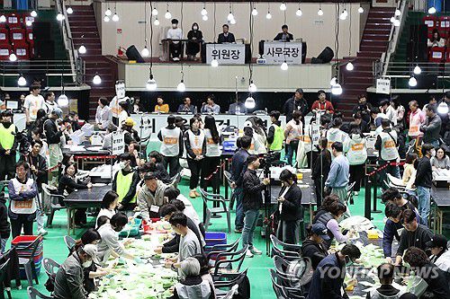 제주 총선 개표(제주=연합뉴스) 제22대 국회의원 선거가 실시된 10일 오후 제주시 한라체육관 개표소에서 개표 작업이 이뤄지고 있다. 2024.4.10 [제주도사진기자회] jihopark@yna.co.kr