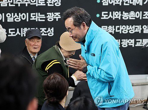 지지자에게 인사하는 이낙연 대표(광주=연합뉴스) 조남수 기자 = 제22대 국회의원선거 광주 광산을에 출마한 새로운미래 이낙연 공동대표가 10일 광산구 수완동 선거사무소에서 지지자들에게 인사하고 있다. 2024.4.10 iso64@yna.co.kr