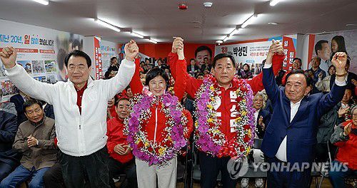 당선 확신하는 박성민(울산=연합뉴스) 김용태 기자 = 제22대 국회의원 선거 울산 중구 국민의힘 박성민 후보가 자신의 선거사무소에서 당선이 확실시되자 아내 이정기 씨와 꽃목걸이를 목에 걸고 환호하고 있다. 2024.4.10 [공동취재] yongtae@yna.co.kr