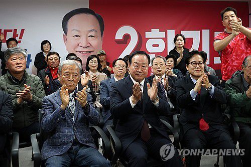 박수받는 국민의힘 한기호 후보(춘천=연합뉴스) 양지웅 기자 = 국민의힘 한기호 강원 춘천·철원·화천·양구 을 후보(앞줄 가운데)가 10일 오후 강원 춘천시 우두동의 의원 사무실에서 당선이 확실시되자 지지자들로부터 박수를 받고 있다. 2024.4.10 yangdoo@yna.co.kr