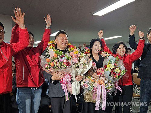 3선 고지 오른 이양수 당선인(속초=연합뉴스) 제22대 국회의원선거 강원 속초·인제·고성·양양 선거구 국민의힘 이양수 후보가 당선이 확실시되자 기뻐하고 있다. 2024.4.11 [이양수 당선인 측 제공. 재판매 및 DB 금지] conanys@yna.co.kr