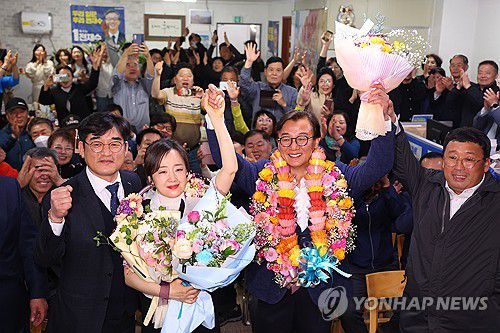 환하게 웃는 전재수(부산=연합뉴스) 손형주 기자 = 제22대 국회의원선거일인 10일 오후 부산 북구갑 출마한 더불어민주당 전재수 후보가 자신의 선거사무소에서 당선이 유력하자 꽃다발을 들고 환호하고 있다.2024.4.11 handbrother@yna.co.kr