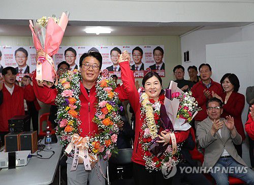 부산 서동구서 당선된 곽규택(부산=연합뉴스) 손형주 기자 = 지난 10일 제22대 국회의원 선거 부산 서동구에서 당선된 국민의힘 곽규택 후보가 자신의 선거사무소에서 꽃다발을 들고 있다.  2024.4.11 [곽규택 후보 선거사무소 제공. 재판매 및 DB 금지] handbrother@yna.co.kr