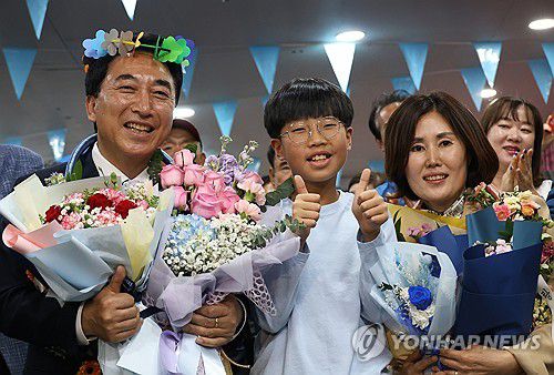 박수현 후보 당선(공주=연합뉴스) 이주형 기자 = 제22대 국회의원선거 충남 공주시부여군청양군 더불어민주당 박수현 당선인이 11일 당선 소식을 듣고 기뻐하고 있다. 2024.4.11 coolee@yna.co.kr