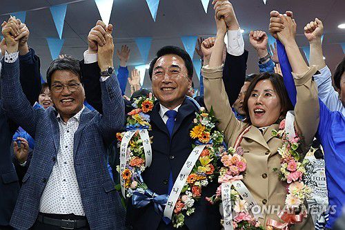 박수현 후보 당선(공주=연합뉴스) 이주형 기자 = 제22대 국회의원선거 충남 공주시부여군청양군 더불어민주당 박수현 당선인이 11일 당선 소식을 듣고 기뻐하고 있다. 2024.4.11 coolee@yna.co.kr