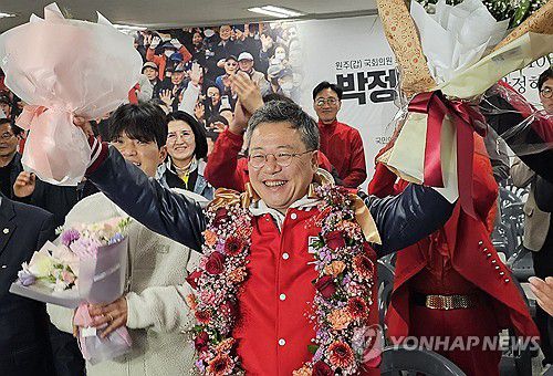 당선 유력해지자 기뻐하는 박정하 후보(원주=연합뉴스) 이재현 기자 = 국민의힘 원주갑 박정하 후보가 11일 오전 강원 원주시 학성동에 마련한 자신의 선거사무소에서 개표 상황을 지켜보다가 당선이 유력해지자 기뻐하고 있다. 2024.4.11 jlee@yna.co.kr