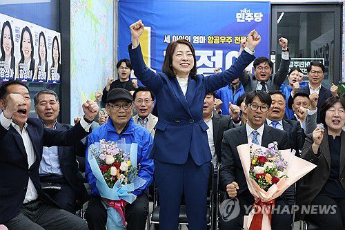 승리의 만세 펼쳐보는 황정아 당선인(대전=연합뉴스) 강수환 기자 = 제22대 국회의원선거 대전 유성을 더불어민주당 황정아 당선인이 11일 선거 사무실에서 당선이 확정된 후 기뻐하고 있다. 연구원 출신 정치 신인인 황 당선인은 5선 중진인 국민의힘 이상민 후보를 상대로 이날 승리를 거뒀고, 대전 최초의 여성 지역구 국회의원으로 당선됐다. 2024.4.11 swan@yna.co.kr