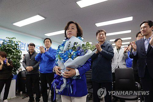 꽃다발 든 하남갑 추미애 후보(서울=연합뉴스) 제22대 국회의원선거 하남갑에 출마한 더불어민주당 추미애 후보가 11일 오전 경기도 하남시 대청로에 마련한 본인의 선거사무소에서 당선이 확실해진 뒤 꽃다발을 들고 있다. 2024.4.11 [추미애 당선인 캠프 제공. 재판매 및 DB 금지] photo@yna.co.kr