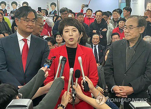 당선 소감 밝히는 김은혜(성남=연합뉴스) 제22대 국회의원선거 분당을에 출마한 국민의힘 김은혜 후보가 11일 오전 경기도 성남시 분당구 선거사무소에서 당선을 확정지은 뒤 소감을 밝히고 있다. 2024.4.11 [독자 제공. 재판매 및 DB 금지] stop@yna.co.kr