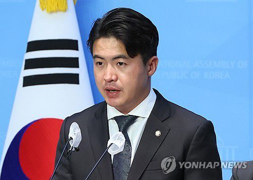 오영환 총괄선대위원장, '총선 결과를 겸허히 수용합니다'(서울=연합뉴스) 이정훈 기자 = 새로운미래 오영환 총괄선대위원장이 11일 국회 소통관에서 총선 결과 입장을 발표하고 있다. 2024.4.11 uwg806@yna.co.kr
