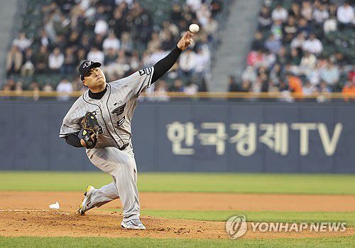 투구하는 한화 선발 류현진(서울=연합뉴스) 김주형 기자 = 11일 오후 서울 잠실야구장에서 열린 프로야구 한화 이글스와 두산 베어스의 경기.     한화 선발 류현진이 힘차게 투구하고 있다. 2024.4.11 kjhpress@yna.co.kr