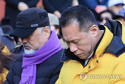 묵념하는 세월호 참사-이태원 참사 유가족(서울=연합뉴스) 신현우 기자 = 설날인 10일 오후 서울시의회 앞 세월호 기억공간에서 열린 세월호참사 가족·시민 설 명절 합동차례에서 김종기 4.16세월호참사가족협의회 운영위원장(오른쪽)과 이정민 10·29 이태원 참사 유가족협의회 운영위원장이 묵념하고 있다. 2024.2.10     nowwego@yna.co.kr