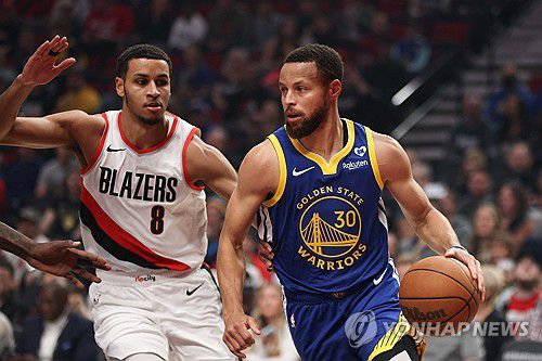 포틀랜드 전에서 공격을 시도하는 골든스테이트의 커리(오른쪽)[AFP=연합뉴스]