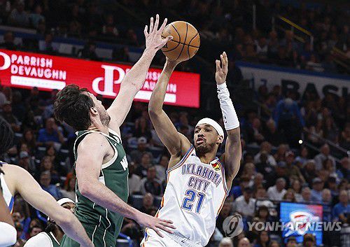 13일 오클라호마시티와 밀워키 경기 모습. [로이터=연합뉴스] Mandatory Credit: Alonzo Adams-USA TODAY Sports