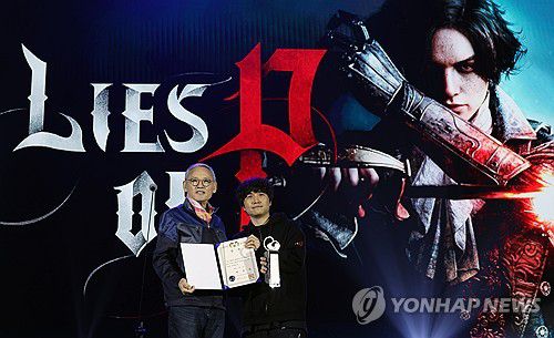 유인촌 장관, 2023 대한민국 게임대상 시상식 참석(서울=연합뉴스) 유인촌 문화체육관광부 장관이 15일 부산 해운대구 벡스코에서 열린 2023 대한민국 게임대상 시상식에 참석해 'P의 거짓' 네오위즈 ROUND8 스튜디오 최지원 총괄디렉터에게 대상을 시상 후 기념 촬영하고 있다. 2023.11.15 [문화체육관광부 제공. 재판매 및 DB 금지] photo@yna.co.kr