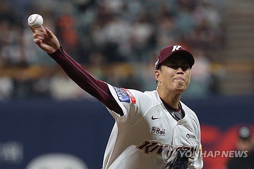 투구하는 키움 선발 김선기(서울=연합뉴스) 김주성 기자 = 7일 오후 서울 구로구 고척스카이돔에서 열린 프로야구 2024 KBO리그 한화 이글스 대 키움 히어로즈의 경기.     키움 선발 김선기가 힘차게 투구하고 있다. 2024.4.7 utzza@yna.co.kr