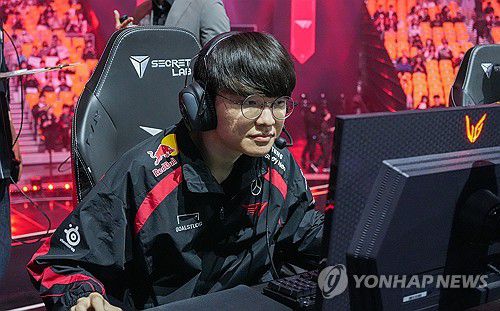 경기 시작 전 장비 점검하는 T1 '페이커' 이상혁(서울=연합뉴스) 김주환 기자 = T1 '페이커' 이상혁이 13일 서울 올림픽공원 KSPO 돔에서 열린 2024 LCK 스프링 결승 진출전 경기 시작 전에 장비를 점검하고 있다.  2024.4.13 jujuk@yna.co.kr