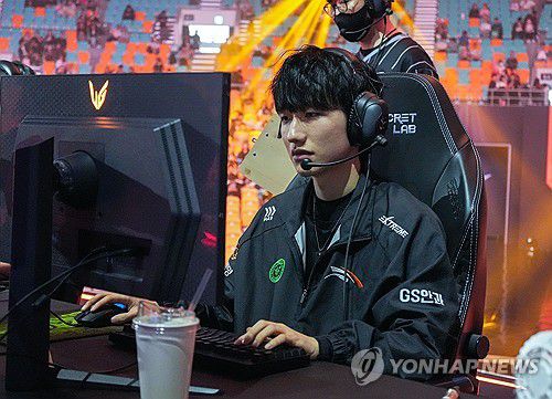 경기 시작 전 장비 점검하는 한화생명 '피넛' 한왕호(서울=연합뉴스) 김주환 기자 = 한화생명e스포츠 '피넛' 한왕호가 13일 서울 올림픽공원 KSPO 돔에서 열린 2024 LCK 스프링 결승 진출전 경기 시작 전에 장비를 점검하고 있다. 2024.4.13 jujuk@yna.co.kr