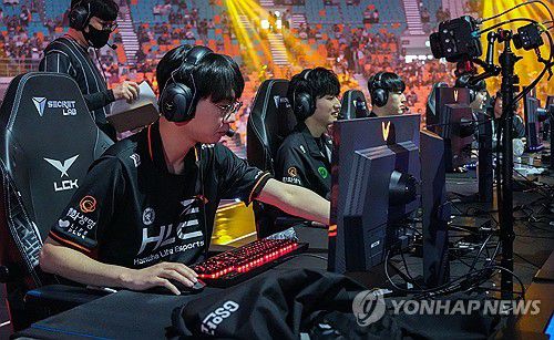 경기 시작 전 장비 점검하는 한화생명e스포츠(서울=연합뉴스) 김주환 기자 = 한화생명e스포츠 선수단이 13일 서울 올림픽공원 KSPO 돔에서 열린 2024 LCK 스프링 결승 진출전 경기 시작 전 장비를 점검하고 있다. 2024.4.13 jujuk@yna.co.kr