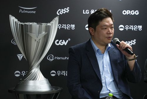 인터뷰하는 젠지 김정수 감독    (서울=연합뉴스) 김주환 기자 = LCK 사상 첫 4시즌 연속 우승을 달성한 젠지 김정수 감독이 14일 서울 올림픽공원 KSPO 돔에서 열린 LCK 스프링 결승전 종료 후 우승팀 인터뷰에서 질문에 답하고 있다. 2024.4.14 jujuk@yna.co.kr