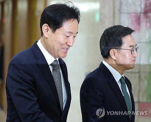 메가시티 향방은? 서울-경기-인천 단체장 회동 참석하는 오세훈·김동연(서울=연합뉴스) 김도훈 기자 = 오세훈 서울시장과 김동연 경기도지사가 16일 오후 서울 중구 프레스센터에서 열린 서울·경기·인천 단체장 회동 참석을 위해 회의장으로 향하고 있다. 2023.11.16 superdoo82@yna.co.kr