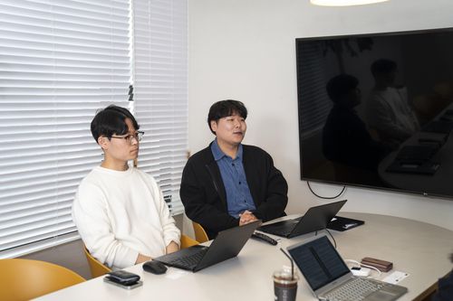 스튜디오원픽의 김태원 파트장(우)과 손창민 PD(좌)(서울=연합뉴스) 김경윤 기자 = 카카오픽코마 자회사 스튜디오원픽의 김태원 파트장(우)과 손창민 PD(좌)가 연합뉴스와 인터뷰하고 있다. 2024.4.15 heeva@yna.co.kr [카카오픽코마 제공]