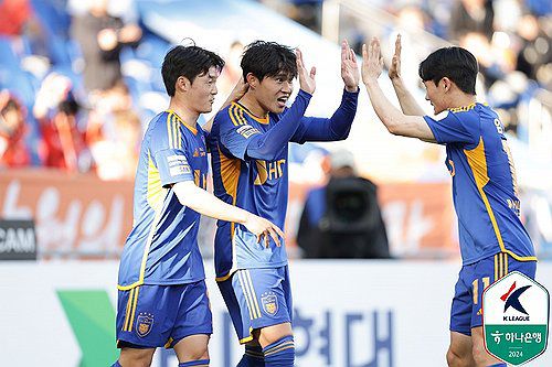 골세리머니 펼치는 울산 이동경(서울=연합뉴스) 13일 문수월드컵경기장에서 열린 2024 프로축구 K리그1 울산 HD FC와 강원FC의 경기. 울산 이동경이 골을 넣고 세리머니를 하고 있다. 2024.4.13 [한국프로축구연맹 제공. 재판매 및 DB 금지] photo@yna.co.kr