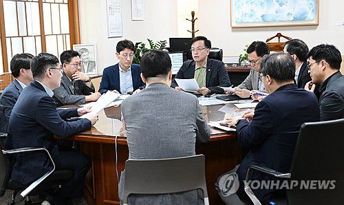 최상목 부총리, 중동사태 관련 대외경제점검회의(서울=연합뉴스) 최상목 부총리 겸 기획재정부 장관이 14일 서울 종로구 정부서울청사에서 이란의 이스라엘 공습에 따라 기재부 주요 간부들이 참석한 대외경제점검회의를 주재, 중동사태 동향을 점검하고 대응 방향을 논의하고 있다. 2024.4.14 [기획재정부 제공. 재판매 및 DB 금지] photo@yna.co.kr