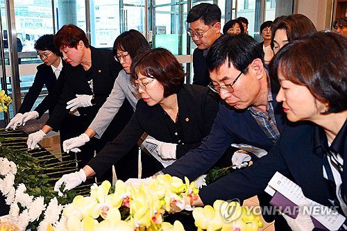 세월호 참사 희생자 추모하는 광주 남구(광주=연합뉴스) 15일 오후 광주 남구청에 마련된 세월호 참사 시민 분향소에서 남구청 직원들이 헌화하고 있다. 2024.4.15 [광주 남구 제공. 재판매 및 DB 금지] daum@yna.co.kr