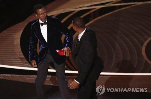2022년 3월 아카데미 시상식에서 윌 스미스가 크리스 록의 뺨을 때리는 모습[EPA 연합뉴스 자료사진. 재판매 및 DB 금지]