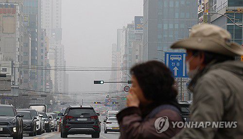 황사 뒤덮인 인천(인천=연합뉴스) 임순석 기자 = 전국에 황사가 덮친 29일 오후 인천 도심이 뿌옇게 보이고 있다. 2024.3.29 soonseok02@yna.co.kr