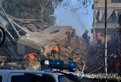 폭격으로 파괴된 시리아 주재 이란 영사관(다마스쿠스 신화=연합뉴스) 1일(현지시간) 구조대원들이 이스라엘군의 폭격으로 파괴된 시리아 다마스쿠스 주재 이란 영사관 건물에서 구조 활동을 벌이고 있다. 이날 폭격으로 이란 혁명수비대(IRGC) 고위 간부 등 여러 명이 숨졌다. 2024.04.02 passion@yna.co.kr