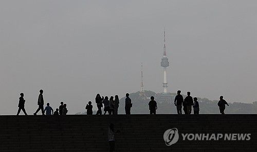 뿌옇게 변한 서울(서울=연합뉴스) 김성민 기자 = 미세먼지 농도가 '나쁨'을 기록한 16일 오후 서울 용산구 국립중앙박물관에서 바라본 남산 일대가 뿌옇게 보이고 있다. 2024.4.16 ksm7976@yna.co.kr