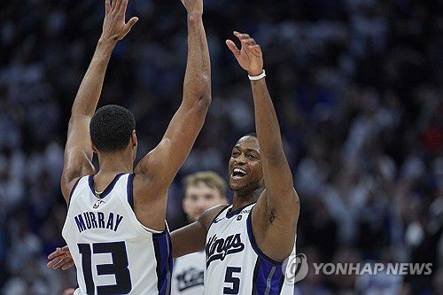 골든스테이트를 꺾은 뒤 환호하는 새크라멘토 선수들 [AP=연합뉴스]