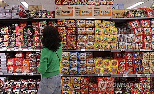 라면 고르는 시민들(서울=연합뉴스) 류효림 기자 = 9일 서울 시내의 한 대형마트 라면 판매대에서 시민들이 장을 보고 있다. 2024.4.9 ryousanta@yna.co.kr