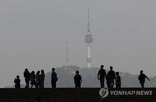 미세먼지 가득한 서울 하늘(서울=연합뉴스) 김성민 기자 = 미세먼지 농도가 '나쁨'을 기록한 16일 오후 서울 용산구 국립중앙박물관에서 바라본 남산 일대가 뿌옇게 보이고 있다. 2024.4.16 ksm7976@yna.co.kr