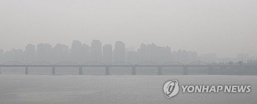 뿌연 서울(서울=연합뉴스) 류영석 기자 = 전국 대부분 미세먼지 농도가 '나쁨' 수준을 보이는 17일 오전 서울 한강에서 바라본 서울 시내가 뿌옇게 보인다. 2024.4.17 ondol@yna.co.kr