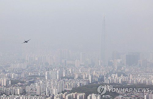대기질 나쁨(경기 광주=연합뉴스) 홍기원 기자 = 전국 대부분 미세먼지 농도가 '나쁨' 수준을 보이는 17일 오전 경기도 광주시 남한산성에서 바라본 서울 시내가 뿌옇다. 2024.4.17 xanadu@yna.co.kr