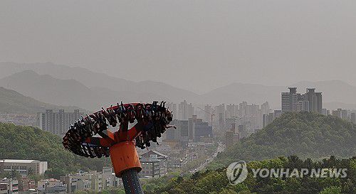 미세먼지 뒤집어쓴 대구 도심(대구=연합뉴스) 윤관식 기자 = 황사 영향으로 대구지역 미세먼지 농도가 '매우 나쁨' 수준을 보인 17일 대구 달서구 이월드에서 시민들이 미세먼지로 뿌연 대구 도심 속에서 놀이기구를 타고 있다. 2024.4.17 psik@yna.co.kr