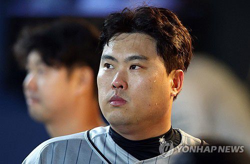 류현진 집중(창원=연합뉴스) 김동민 기자 = 17일 경남 창원NC파크에서 열린 2024 KBO 리그 한화이글스 대 NC 다이노스 경기. 한화 선발 류현진이 8회 초 한화 공격 때 더그아웃에서 경기를 지켜보고 있다. 2024.4.17 image@yna.co.kr