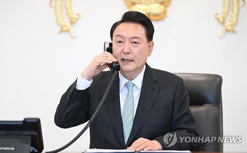 윤석열 대통령, 인도네시아 대통령 당선인과 전화통화(서울=연합뉴스) 홍해인 기자 = 윤석열 대통령이 17일 서울 용산 대통령실 청사 집무실에서 프라보워 수비안토 인도네시아 대통령 당선인과 전화 통화를 하고 있다. 2024.4.17 [대통령실 제공. 재판매 및 DB 금지] hihong@yna.co.kr