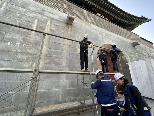 2차 보존 처리 작업을 위해     (서울=연합뉴스) 김예나 기자 = 18일 서울 종로구 경복궁 영추문에서 지난해 말 스프레이 낙서로 훼손된 궁궐 담장의 추가 보존 처리 작업을 위한 가림막이 설치되고 있다. 2024.4.18     yes@yna.co.kr