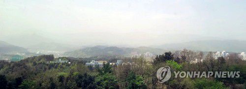 황사로 시야에서 사라진 백두대간[연합뉴스 자료사진]