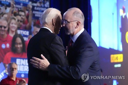 美자동차노조 위원장과 포옹하는 바이든[AP 연합뉴스 자료사진. 재판매 및 DB 금지]