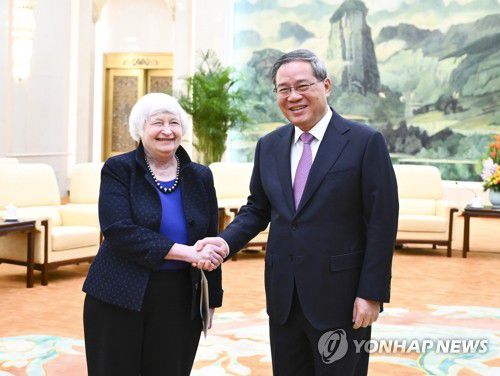 中 리창 총리와 악수하는 옐런 美 재무장관(좌)(베이징 신화=연합뉴스) 중국을 방문 중인 재닛 옐런 미국 재무장관(왼쪽)이 7일 베이징 인민대회당에서 리창 총리와 만나 악수하고 있다. 옐런 장관이 중국을 찾은 것은 9개월 만이다. 2024.04.08 passion@yna.co.kr