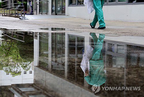 잠잠한 '해법 모색'15일 서울 소재 대학 병원에서 한 의사가 이동하고 있다. [연합뉴스 자료사진]