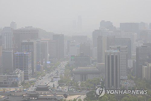 미세먼지로 흐릿한 서울 도심[연합뉴스 자료사진]