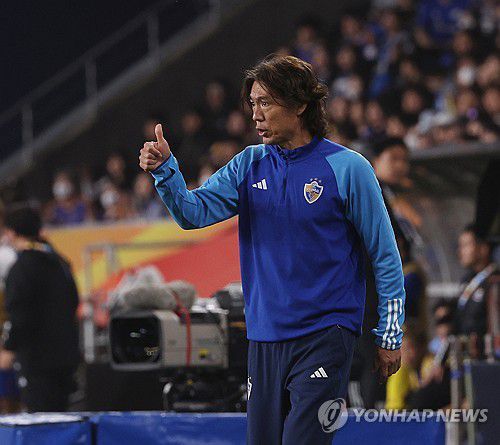 홍명보 감독 '엄지 척'(울산=연합뉴스) 김용태 기자 = 12일 울산 문수축구경기장에서 열린 2023-2024 아시아축구연맹(AFC) 챔피언스리그(ACL) 4강 울산 HD와 일본 요코하마 마리노스의 1차전에서 울산 홍명보 감독이 선수들에게 엄지를 들어 보이고 있다. 2024.4.17 yongtae@yna.co.kr